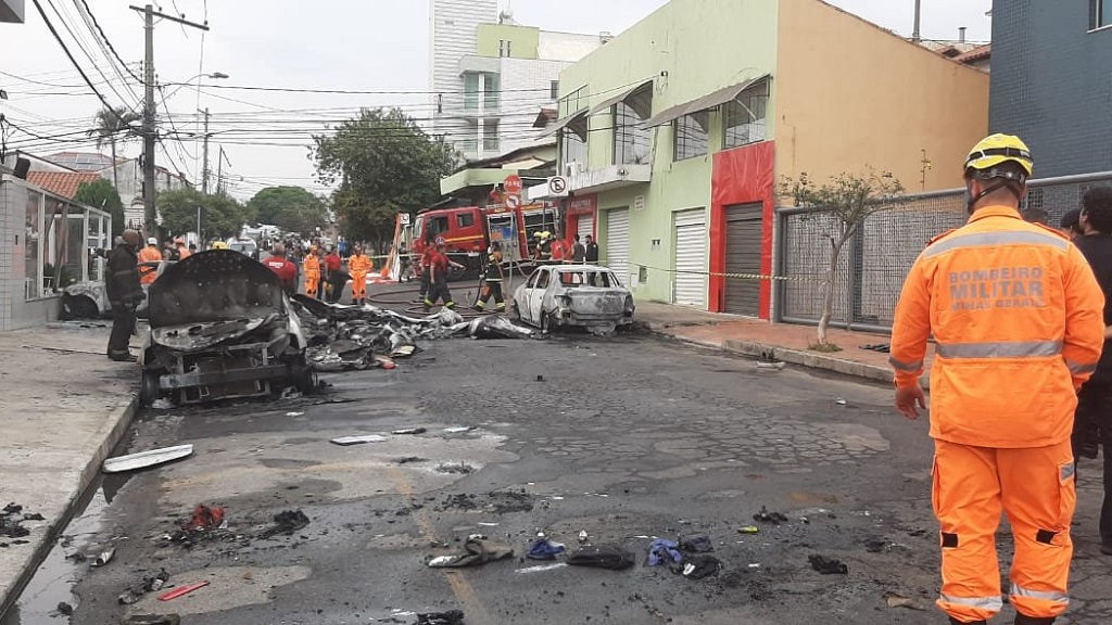 Avión pequeño se desploma sobre autos en Brasil y mata a tres