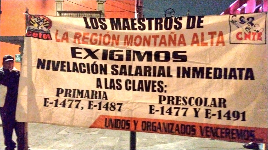 Profesores y médicos protestan afuera de Palacio Nacional - demandas-de-profesores-de-guerrero