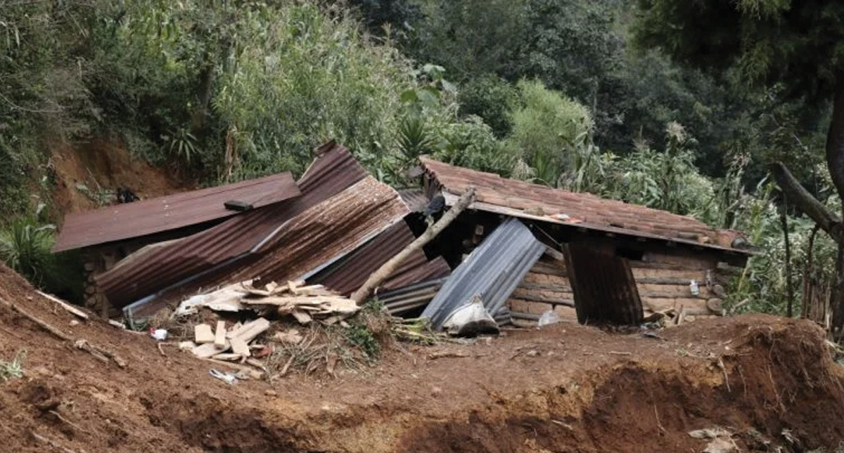 Mueren tres menores y su padre por derrumbe en Guatemala
