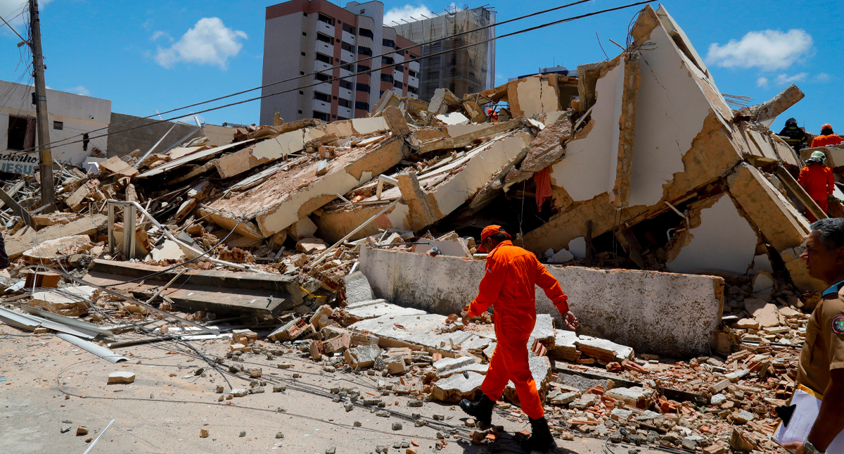 Derrumbe de edificio residencial deja una persona muerta y decenas desaparecidas en Brasil