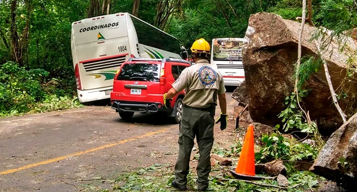 Lluvias provocan deslave de rocas en carretera de Puerto Vallarta - derrumbe-en-carretera-de-jalisco
