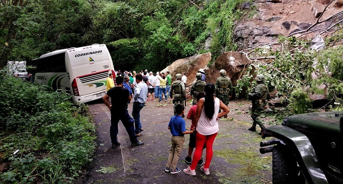 Lluvias provocan deslave de rocas en carretera de Puerto Vallarta