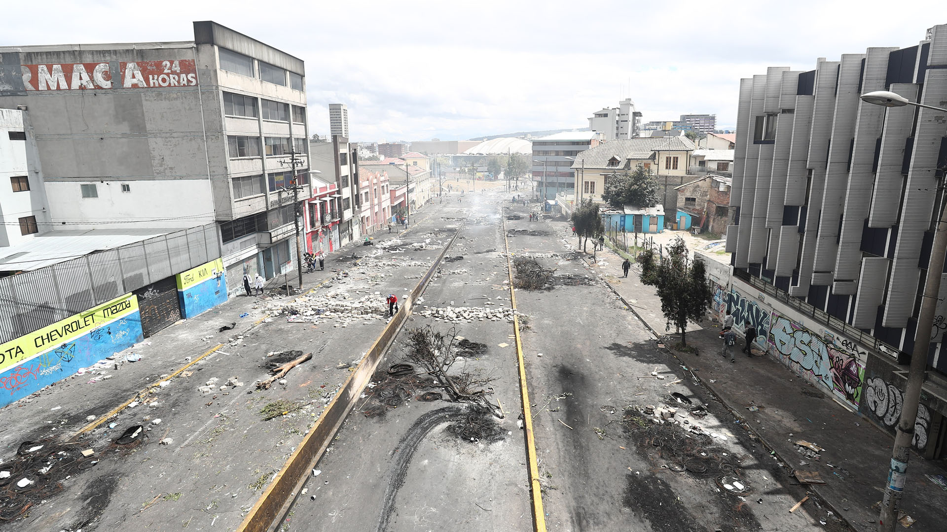 Quito amanece devastada por protestas contra ajustes económicos - destrozos-en-calle-de-quito-por-jornada-violenta-de-manifestaciones