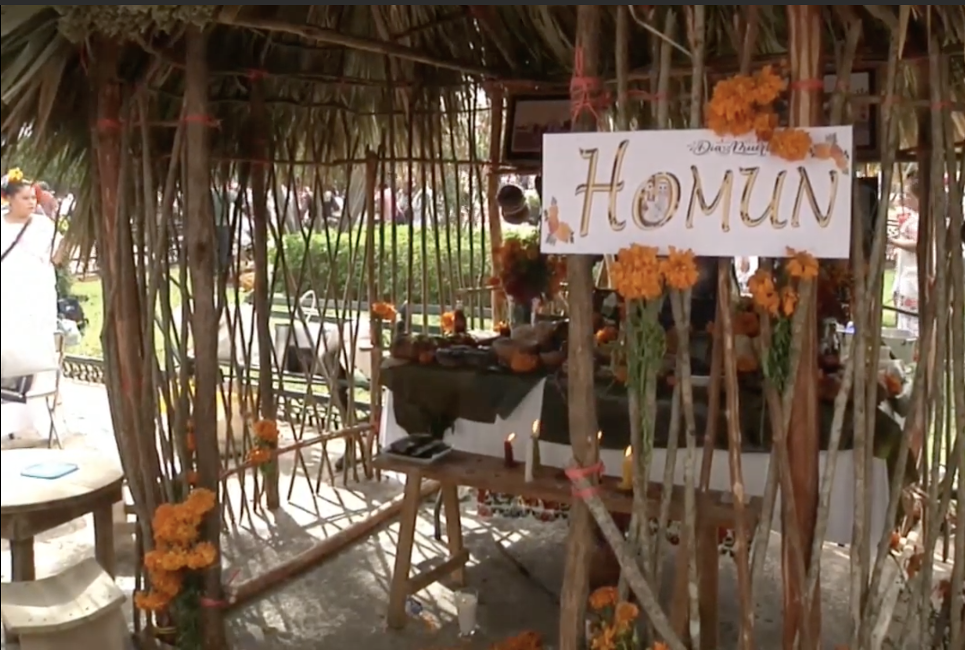 Tamales, mole, pan y bebidas llenan las ofrendas de Día de Muertos en México Tamales, mole, pan y bebidas llenan las ofrendas de Día de Muertos en México