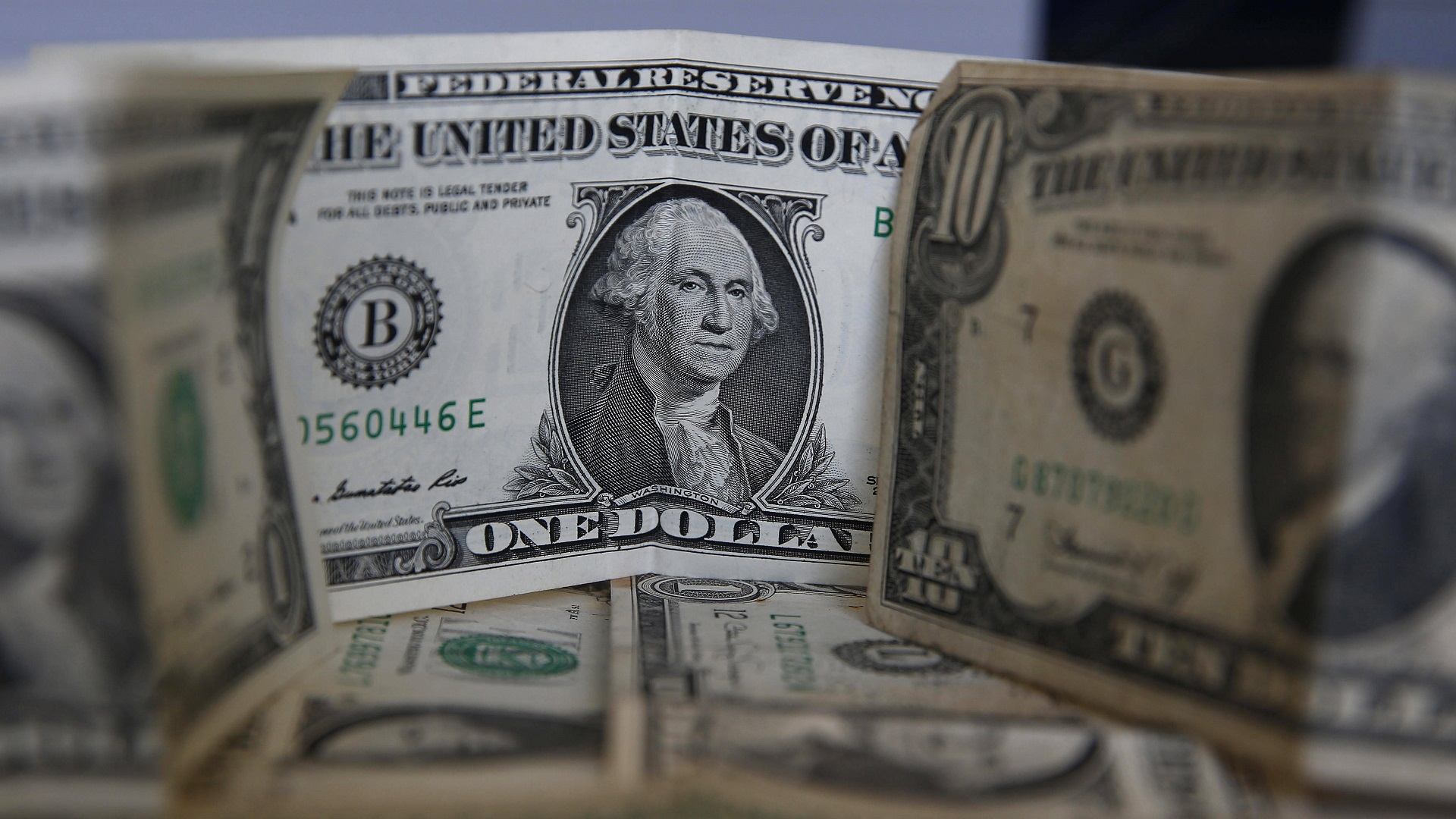 Peso rompe barrera de 25 unidades por dólar