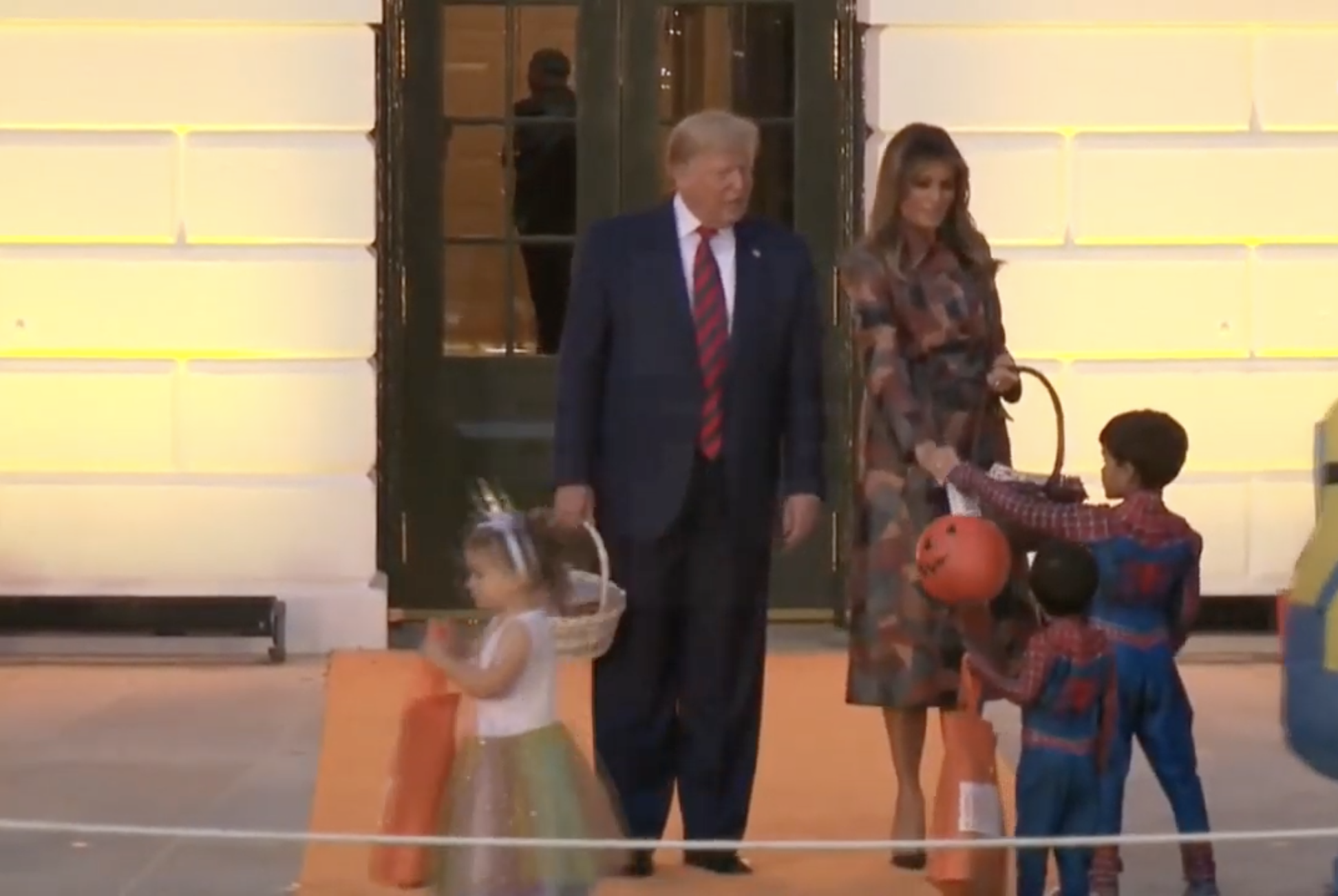 El presidente Donald Trump reparte dulces en la Casa Blanca