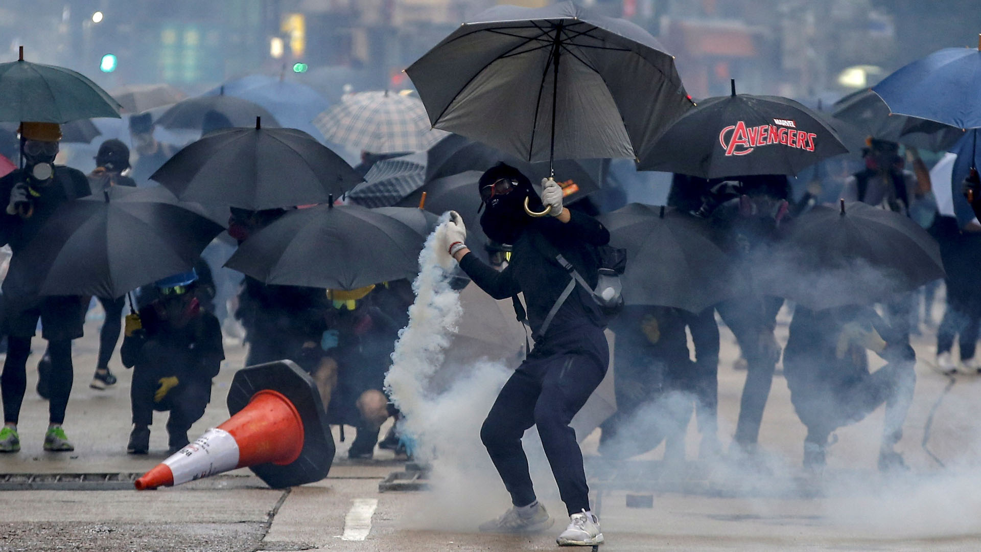 Hongkoneses vuelven a tomar las calles por ley antimáscaras en protestas - durante-las-manifestaciones-hongkoneses-se-enfrentaron-a-la-policia-con-cocteles-molotov
