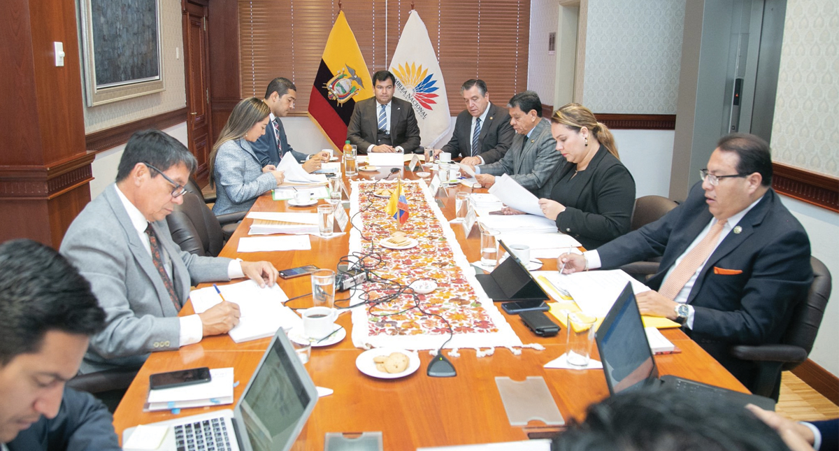 Suspenden sueldo a legisladores ecuatorianos acogidos en embajada mexicana