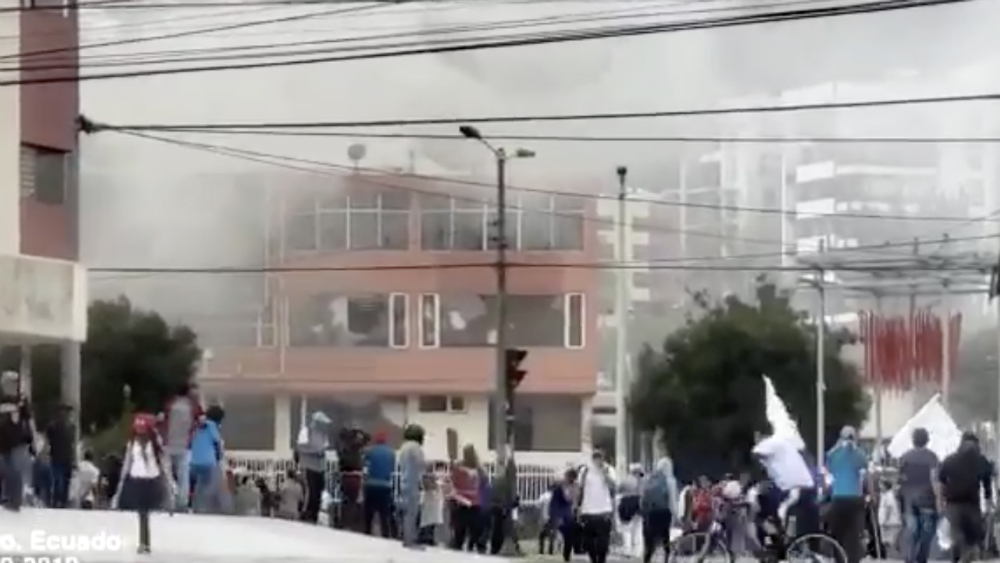 Manifestantes atacan medios de comunicación en Ecuador