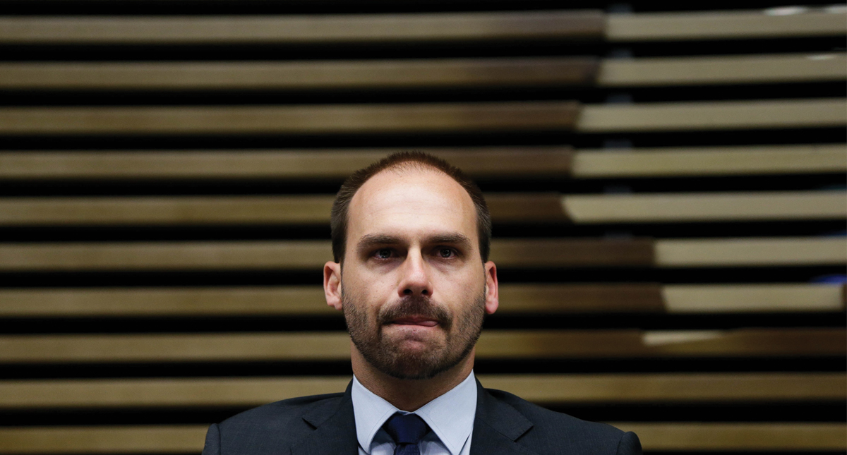 Hijo de Bolsonaro amenaza con medidas dictatoriales si izquierda se “radicaliza”