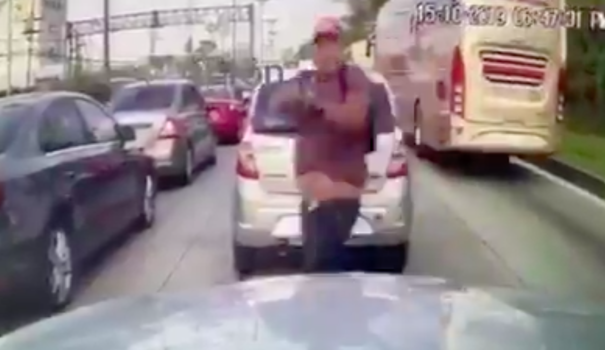 #Video Sujeto asalta a dos automovilistas en la México-Toluca