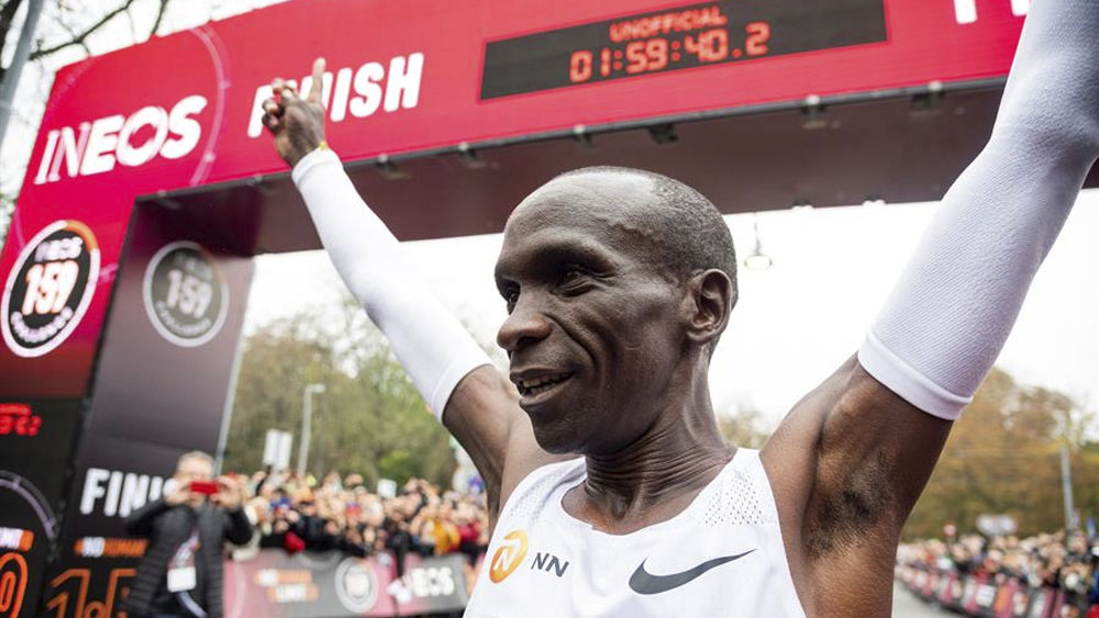 Kipchoge termina maratón en menos de dos horas e impone nuevo récord