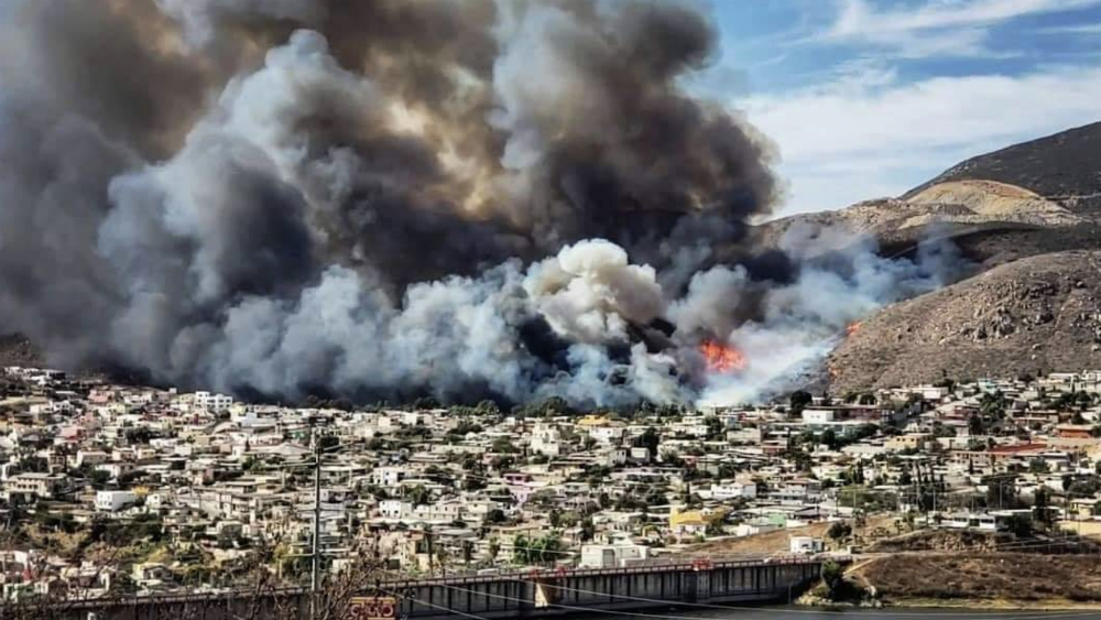 Incendio en Ensenada deja un muerto y 25 casas afectadas Incendio en Ensenada deja un muerto y 25 casas afectadas