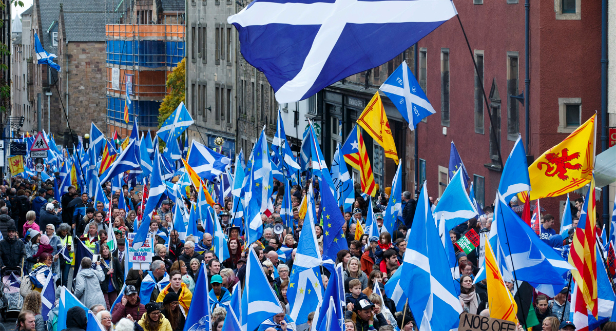 Marchan miles en Edimburgo por independencia de Escocia del Reino Unido