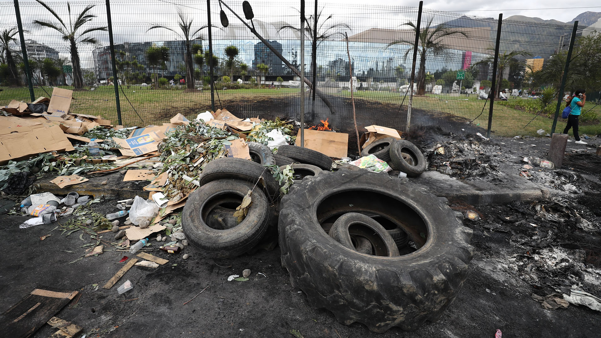 Quito amanece devastada por protestas contra ajustes económicos - escombros-llantas-y-barricadas-en-una-calle-tras-los-choques-entre-la-policia-y-manifestantes