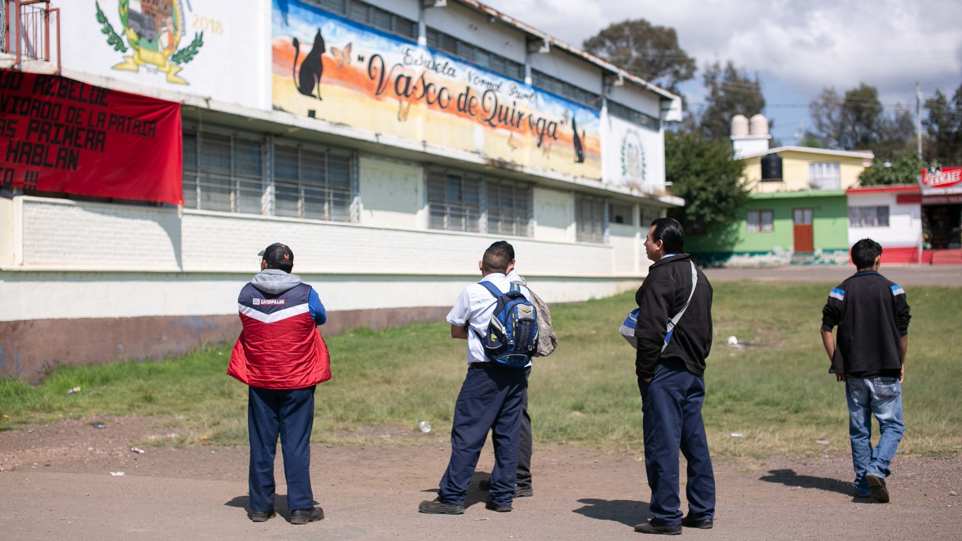 Normalistas de Michoacán retienen 24 autobuses; demandan plazas laborales - escuela-normal-rural-vasco-de-quiroga-de-michoacan