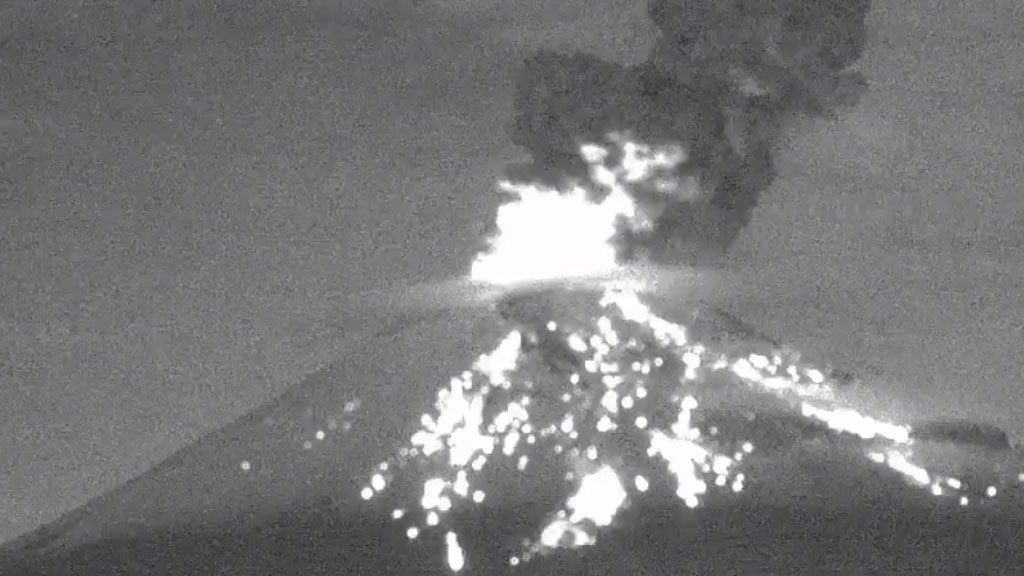 #Video Popocatépetl lanza fragmentos incandescentes en dos explosiones