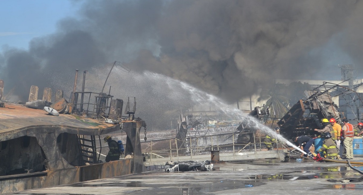 Profepa evaluará daños ambientales por incendio de buque en Manzanillo - extincion-del-fuego-de-buque-incendiado-en-manzanillo