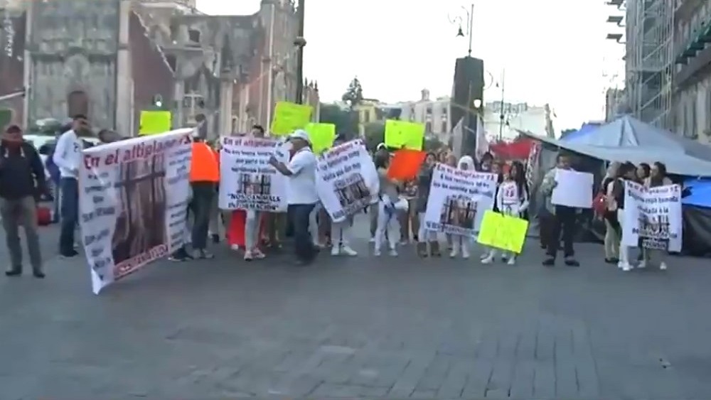 Campesinos de Atenco y familiares de reos protestan en el Zócalo