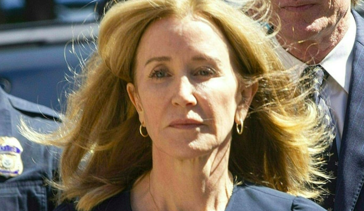 Felicity Huffman sale de la cárcel tras 11 días de condena
