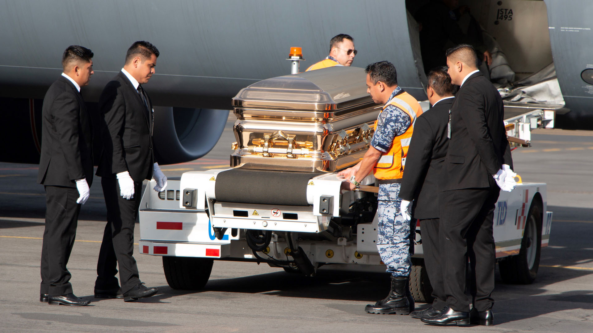 Trajimos de regreso el corazón de nuestro príncipe a su patria, afirma Marysol Sosa - feretro-con-cenizas-de-jose-jose