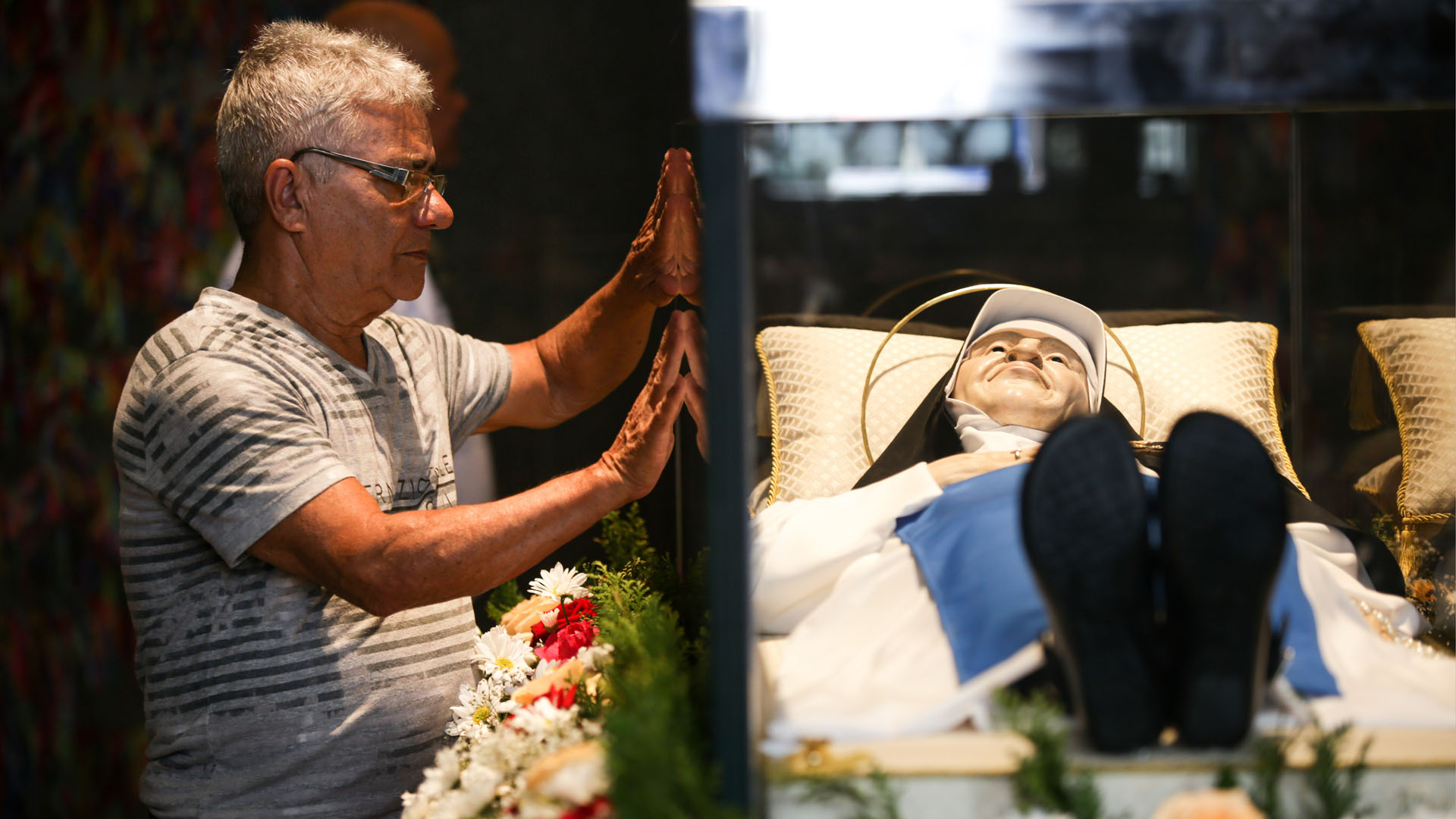 Papa Francisco canoniza por primera vez a una mujer brasileña - fieles-catolicos-participaron-en-una-vigilia-por-la-canonizacion-de-la-hermana-dulce-considerada-la-madre-teresa-de-calcuta-brasilena-y-la-primera-mujer-nacida-en-brasil-declarada-santa