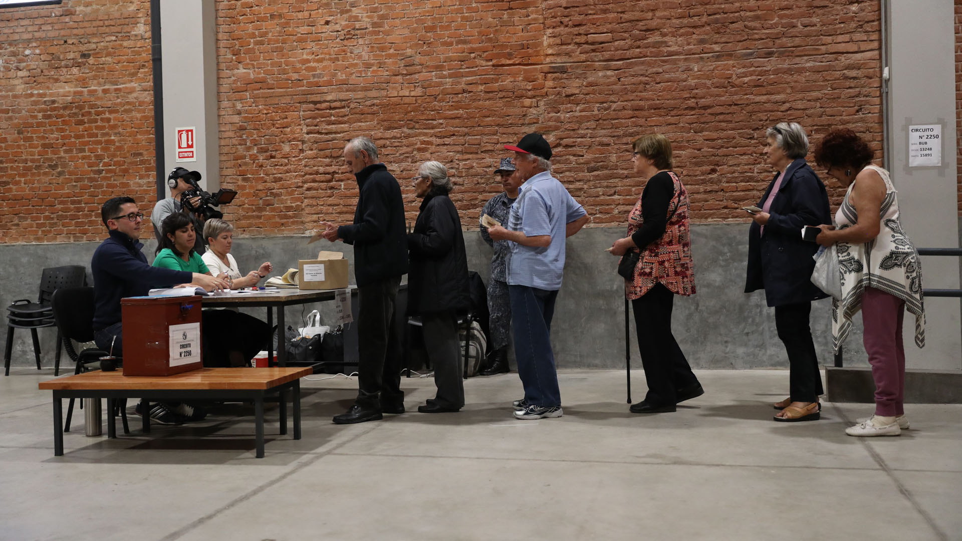 Uruguay celebra elecciones para renovar presidencia - fila-para-votar-en-mesas-electorales-de-uruguay