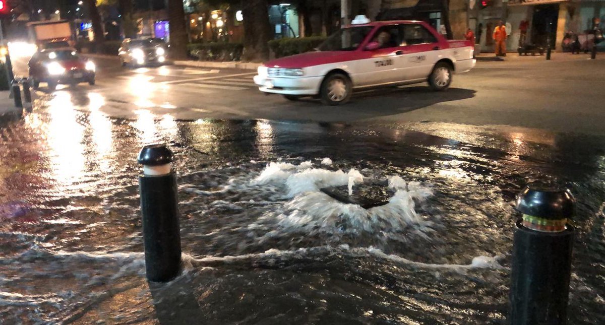 Fuerte fuga de agua en calles de la colonia Juárez