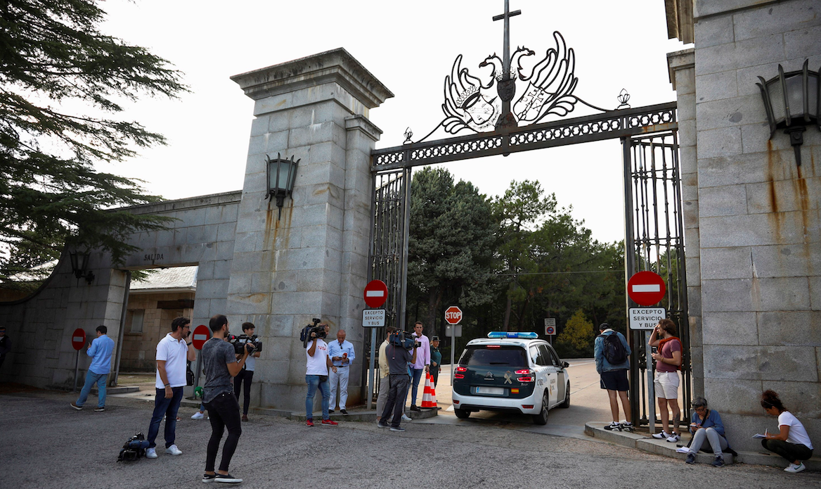 Gobierno de España inicia exhumación de los restos de Francisco Franco
