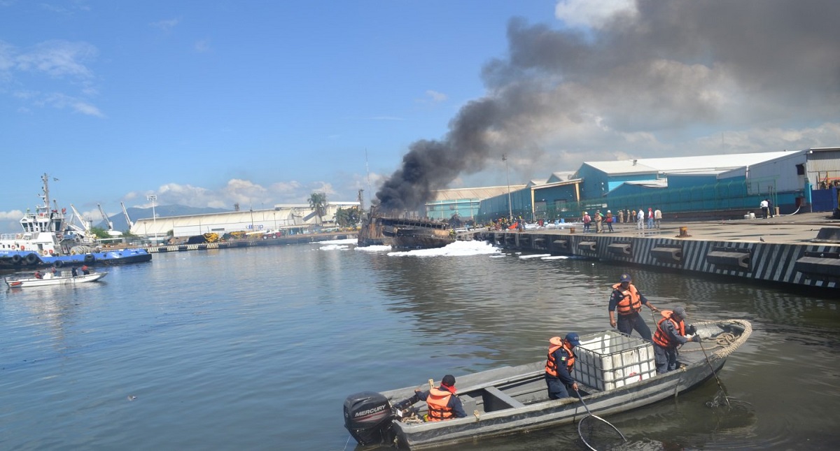 Profepa evaluará daños ambientales por incendio de buque en Manzanillo
