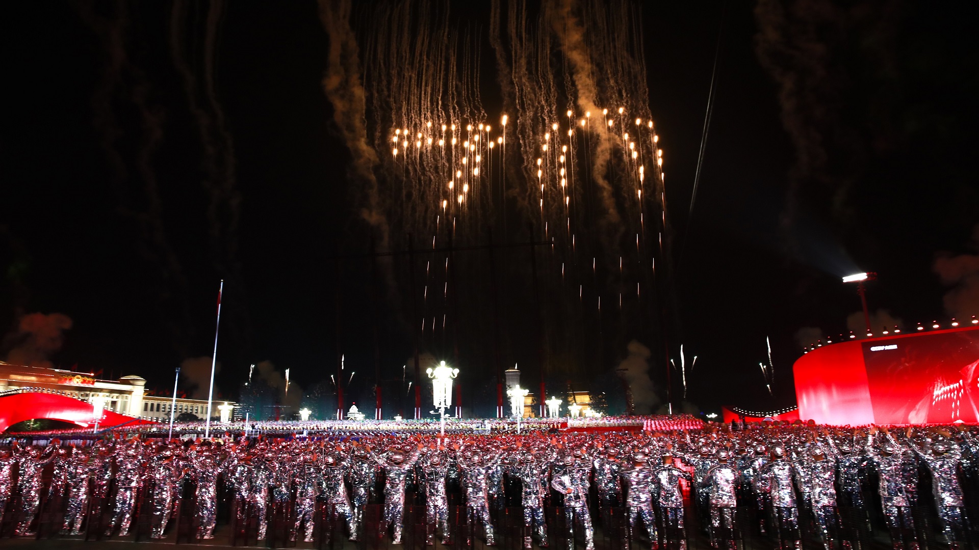 China celebra 70 aniversario de su fundación con desfile y pirotecnia