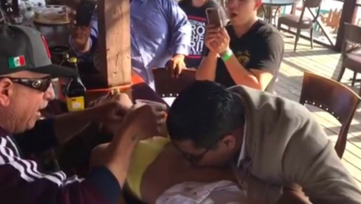 #Video Futuro delegado sale de gabinete tras ingerir alcohol del cuerpo de una mujer