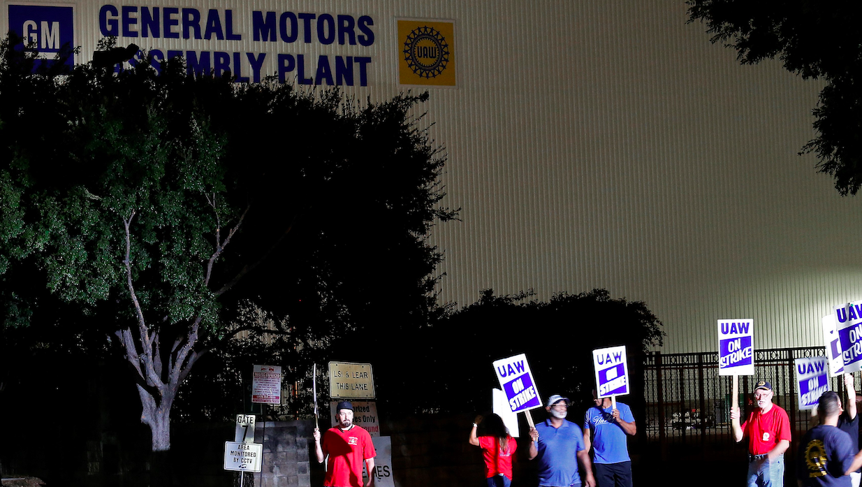 Trabajadores de GM ratifican convenio para terminar huelga