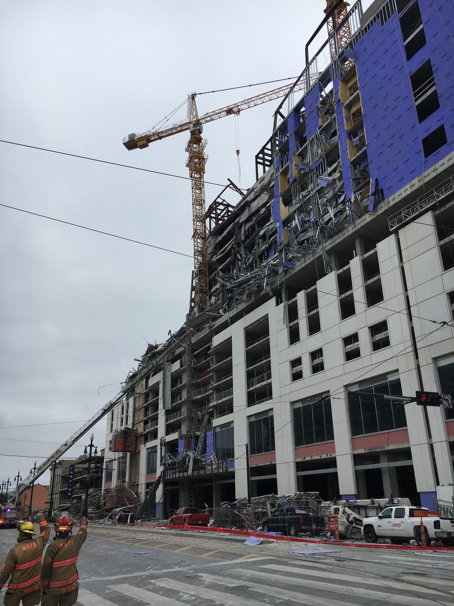 Colapso de grúa deja un muerto y al menos 18 lesionados en Nueva Orleans - grua-hotel-new-orleans2