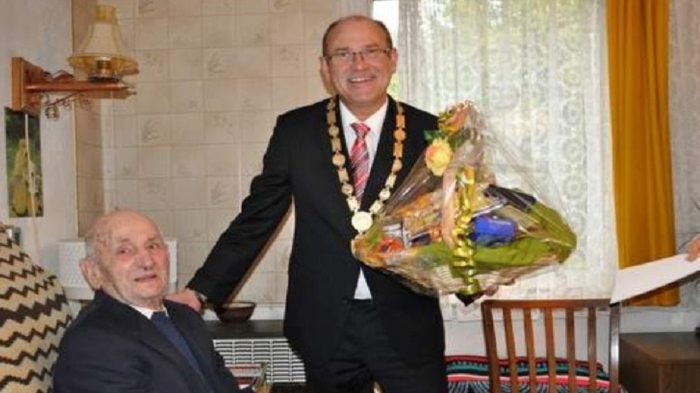 Muere a los 114 años el hombre más longevo del mundo - gustav-gerneth-con-el-alcalde-de-havelberg