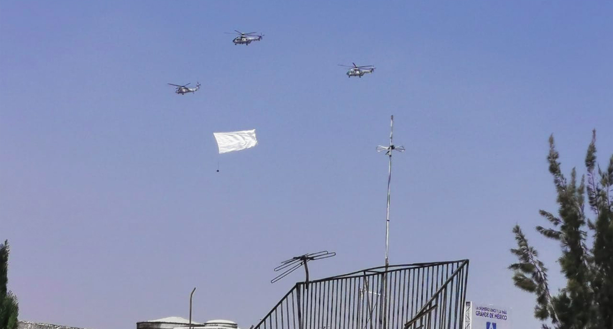 #Video Helicópteros y aviones de la Fuerza Aérea con bandera blanca ensayan por el GP de México