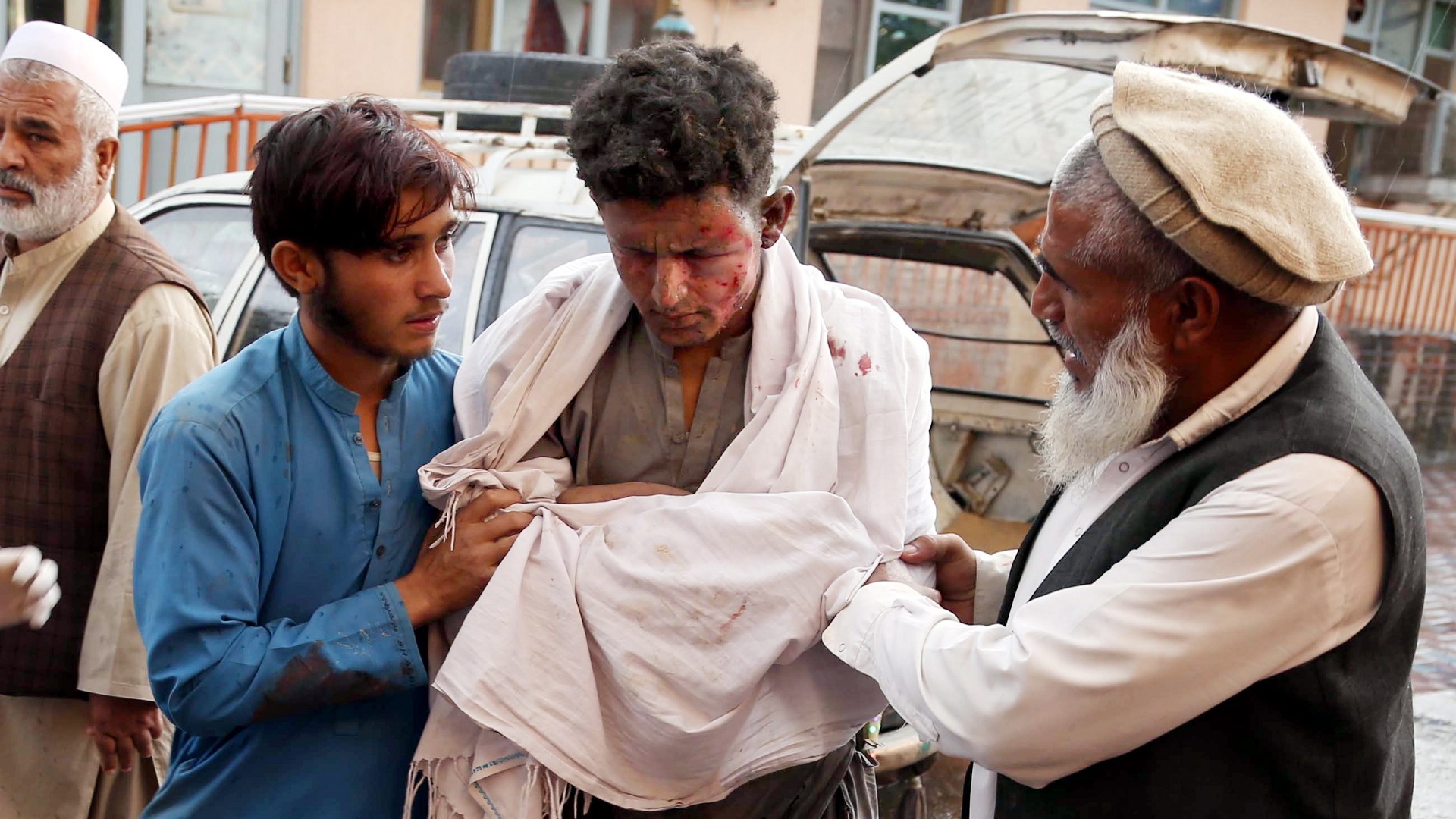 Atentado en mezquita de Afganistán deja 63 muertos