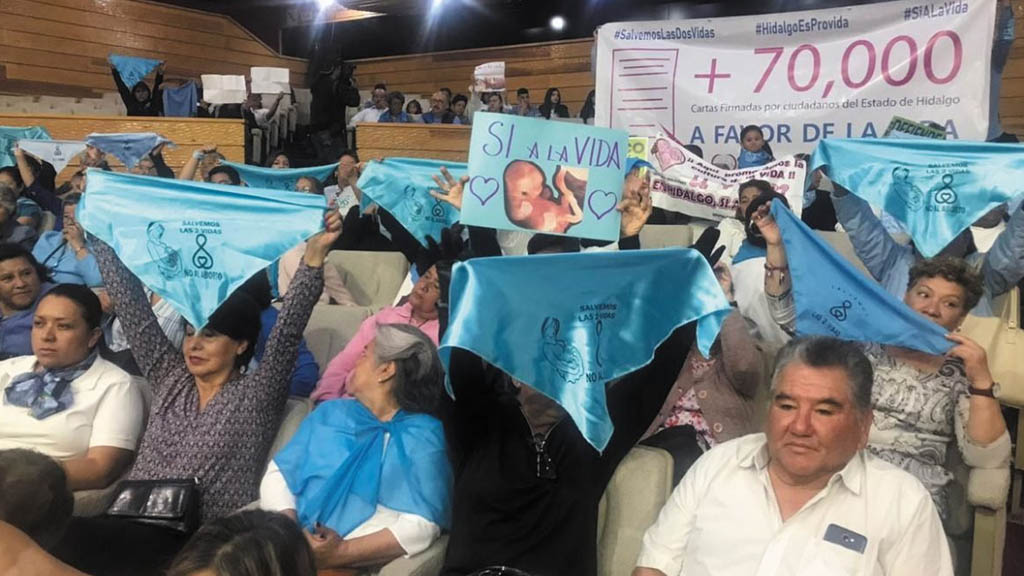 Antiabortistas interrumpen sesión del Congreso de Hidalgo