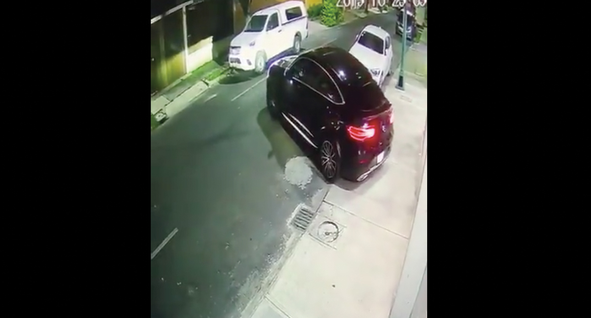 #Video Captan intento de asalto en Lindavista; el conductor atropelló a los ladrones #Video Captan intento de asalto en Lindavista; el conductor atropelló a los ladrones