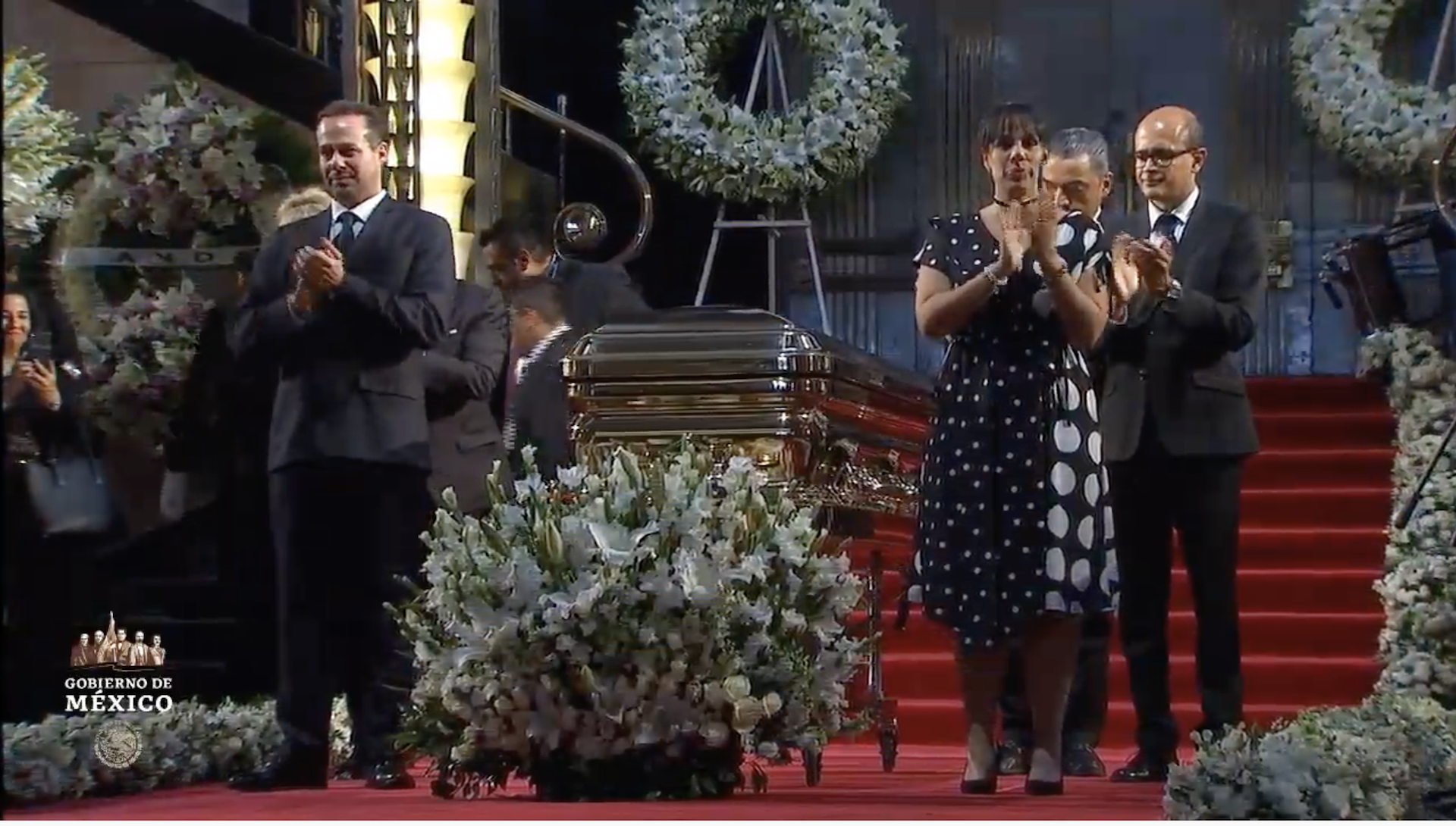 Llega a Bellas Artes cortejo fúnebre con cenizas de José José - homenaje-a-jose-jose-2