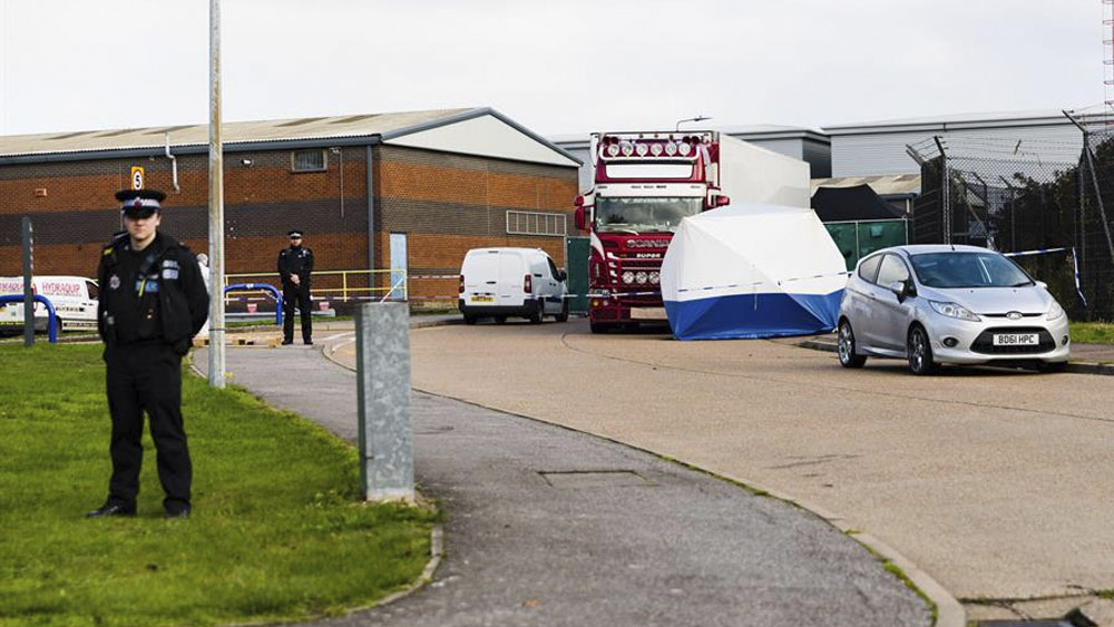 Acusan de 39 cargos de homicidio al conductor del camión de Essex