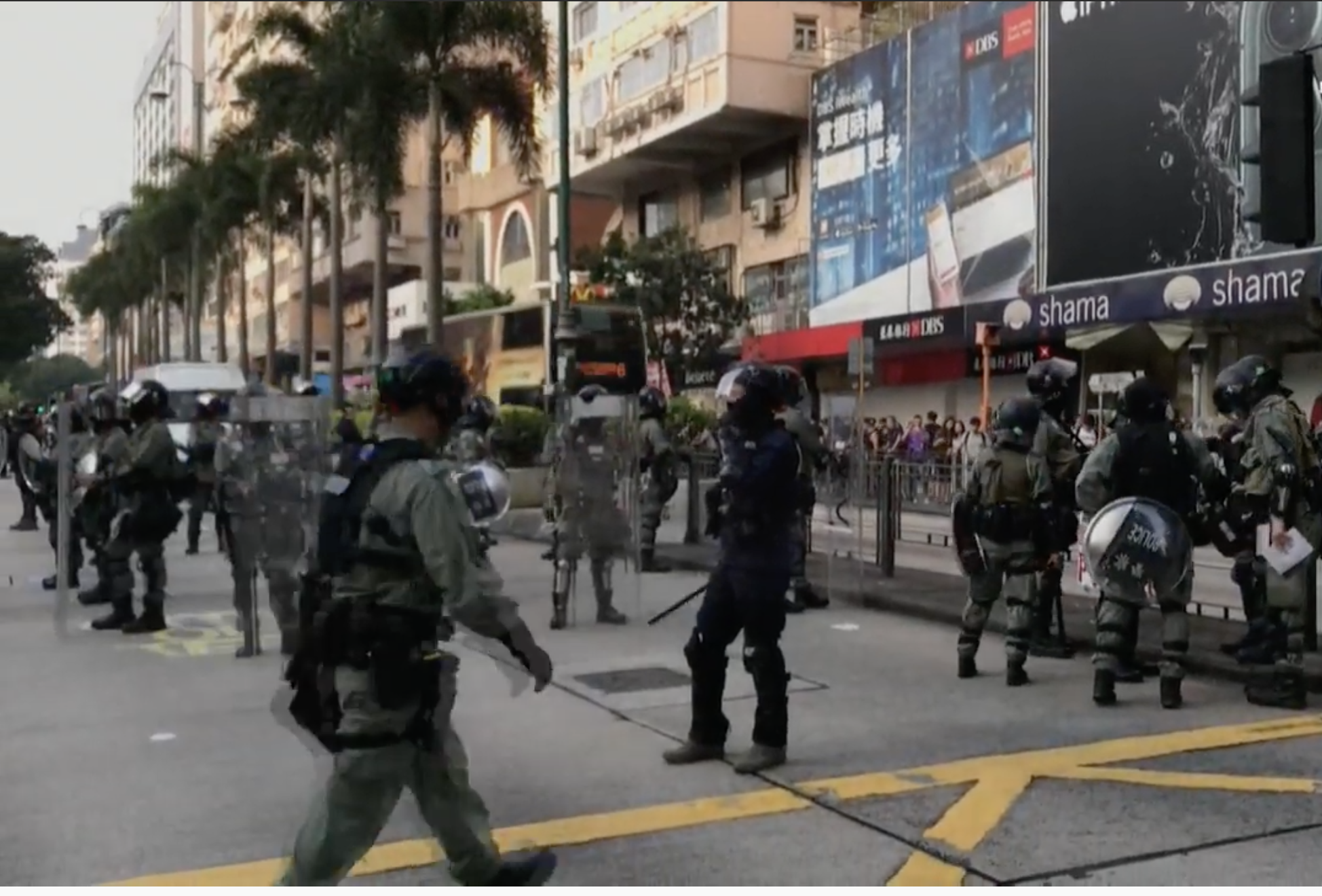 El gas lacrimógeno vuelve a las calles de Hong Kong tras protesta ilegal El gas lacrimógeno vuelve a las calles de Hong Kong tras protesta ilegal