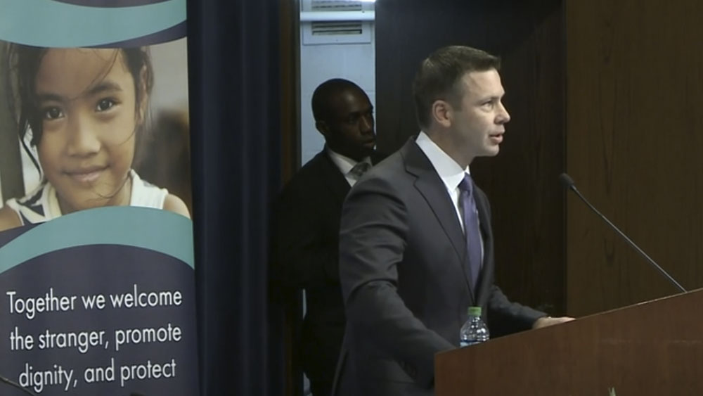 Impiden discurso de secretario Seguridad Interior de EE.UU. sobre migrantes