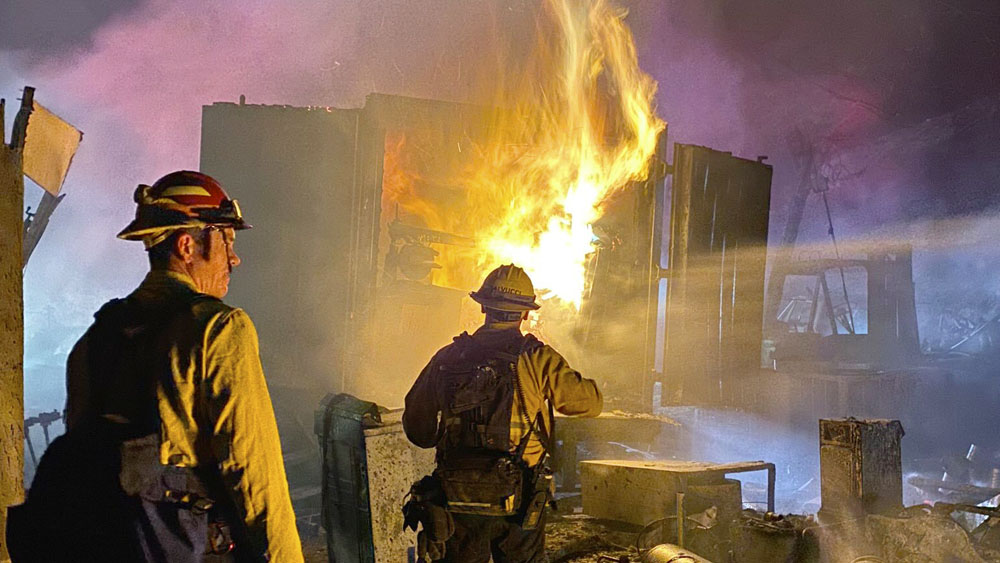 Evacuan a 10 mil personas de zona exclusiva de Los Ángeles por incendio