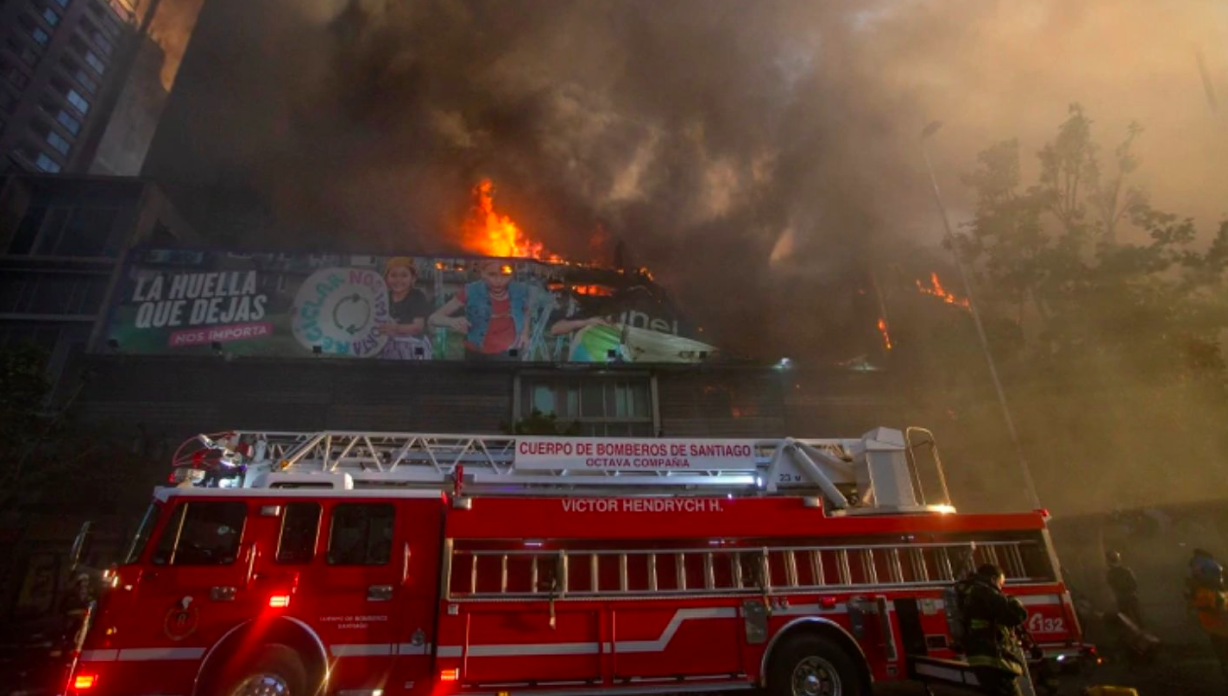 Protestas en Chile terminan con incendio en el centro de Santiago