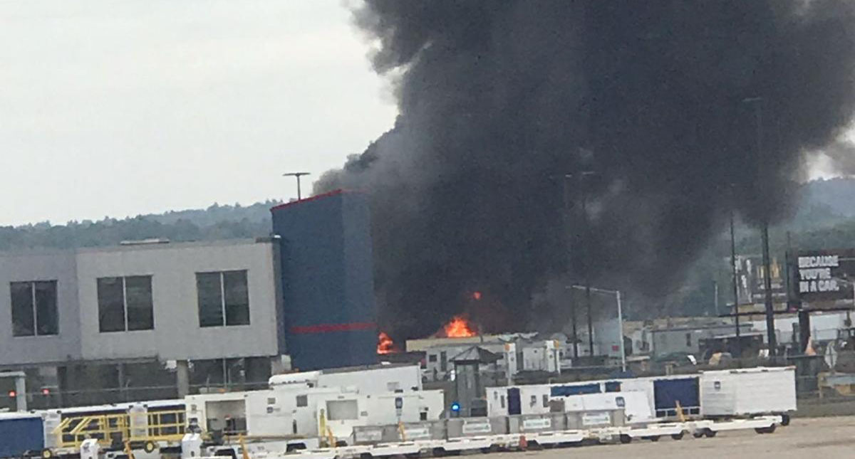Mueren cinco personas en accidente de avión en aeropuerto de EE.UU. - incendio-de-avion-de-la-ii-guerra-mundial-en-aeropuerto-de-bradley