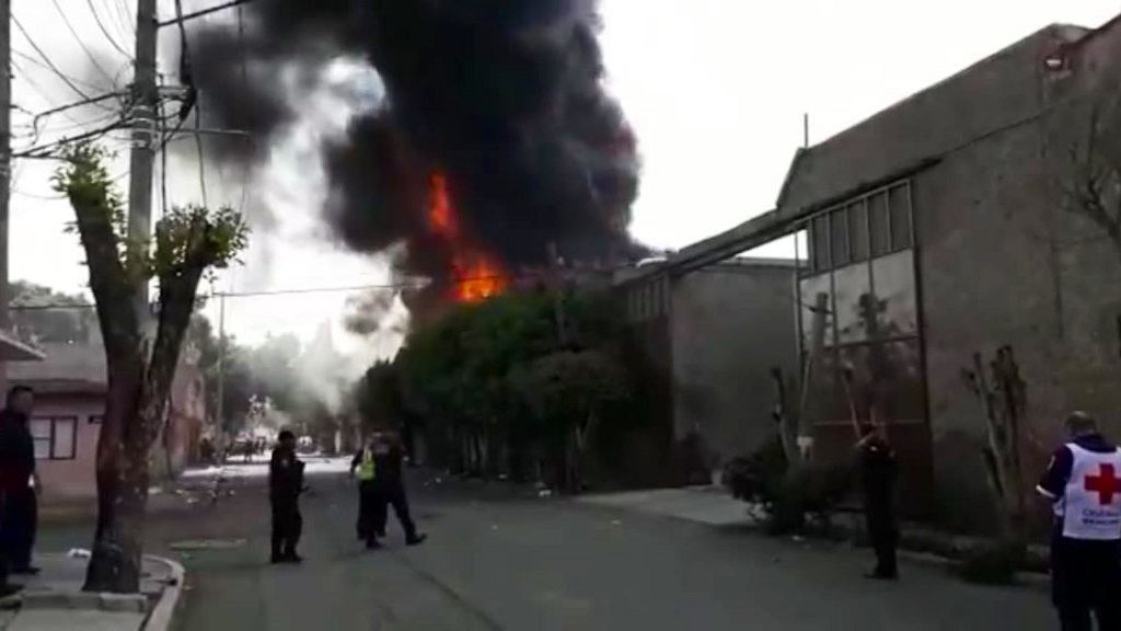 Incendio en tlapalería de Ecatepec deja un muerto