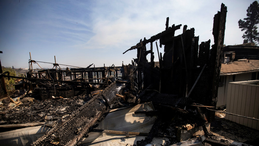 Celebridades abandonan sus mansiones tras incendio en California