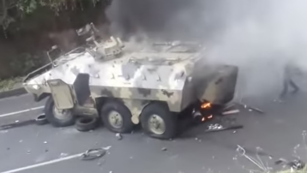 Manifestantes indígenas queman en Ecuador un vehículo blindado del Ejército
