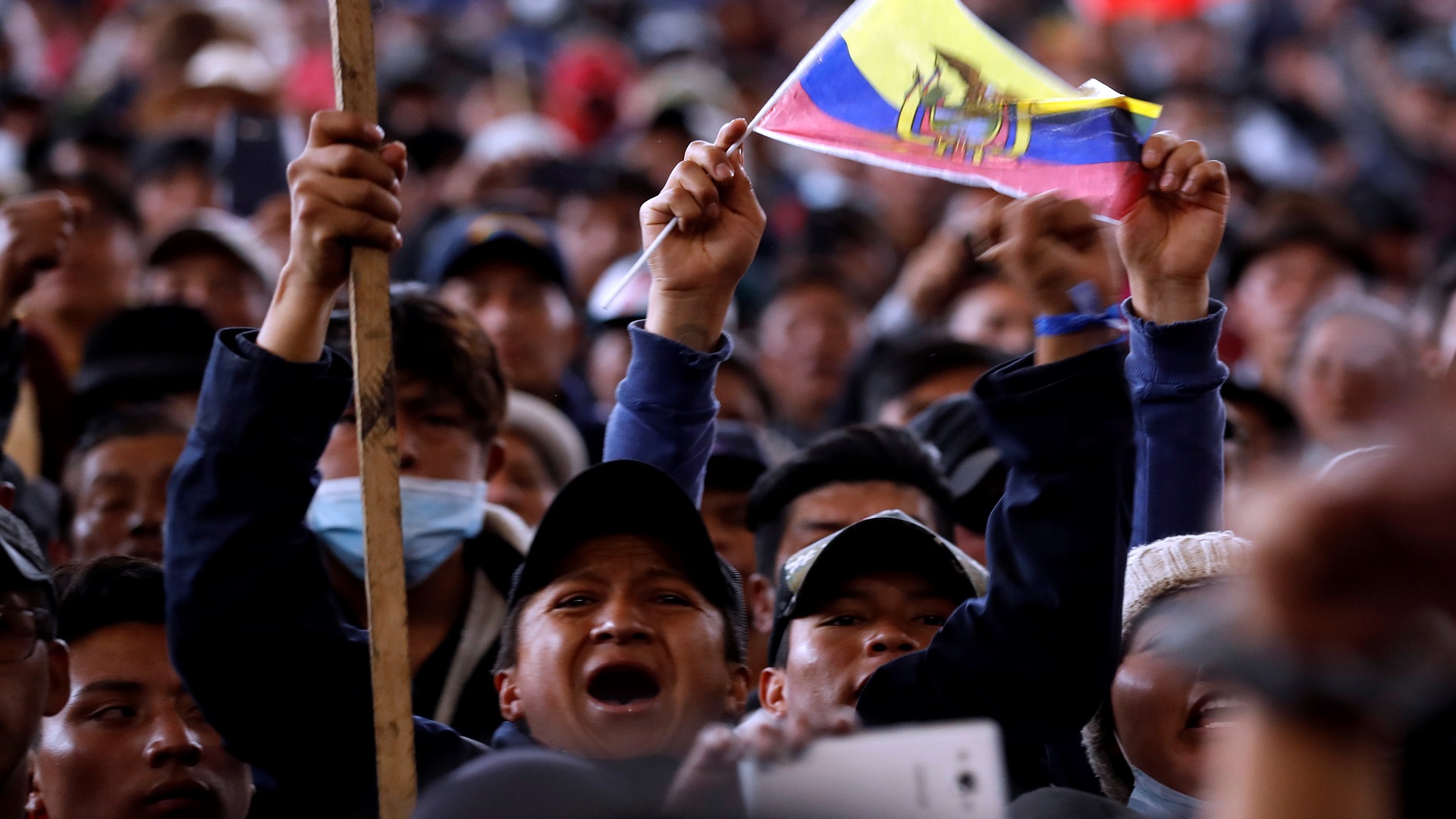Manifestantes indígenas en Quito retienen a policías - indigenas-en-casa-de-la-cultura-ecuatorial